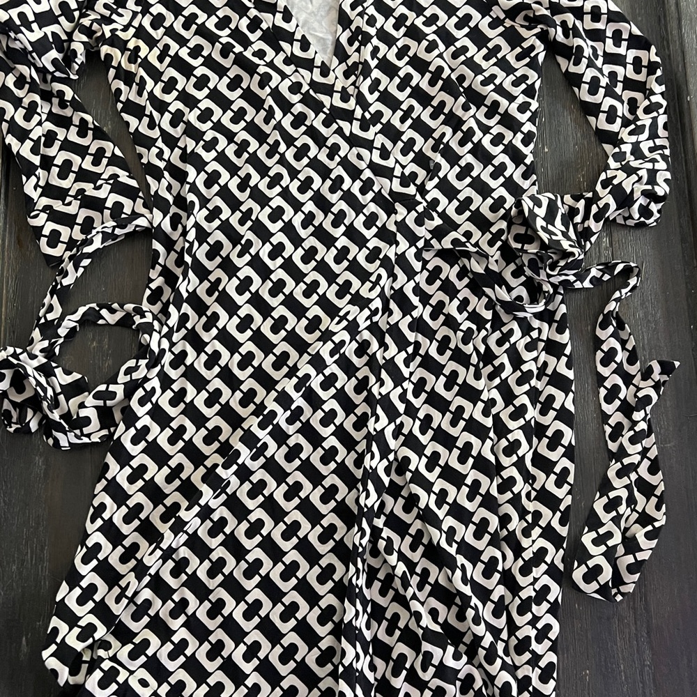 Diane Van Fustenberg classic wrap dress sz 6